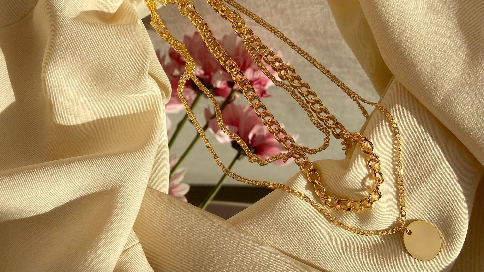 ネックレスの重ね付け「しっくりこない」を卒業する"4つのコツ”