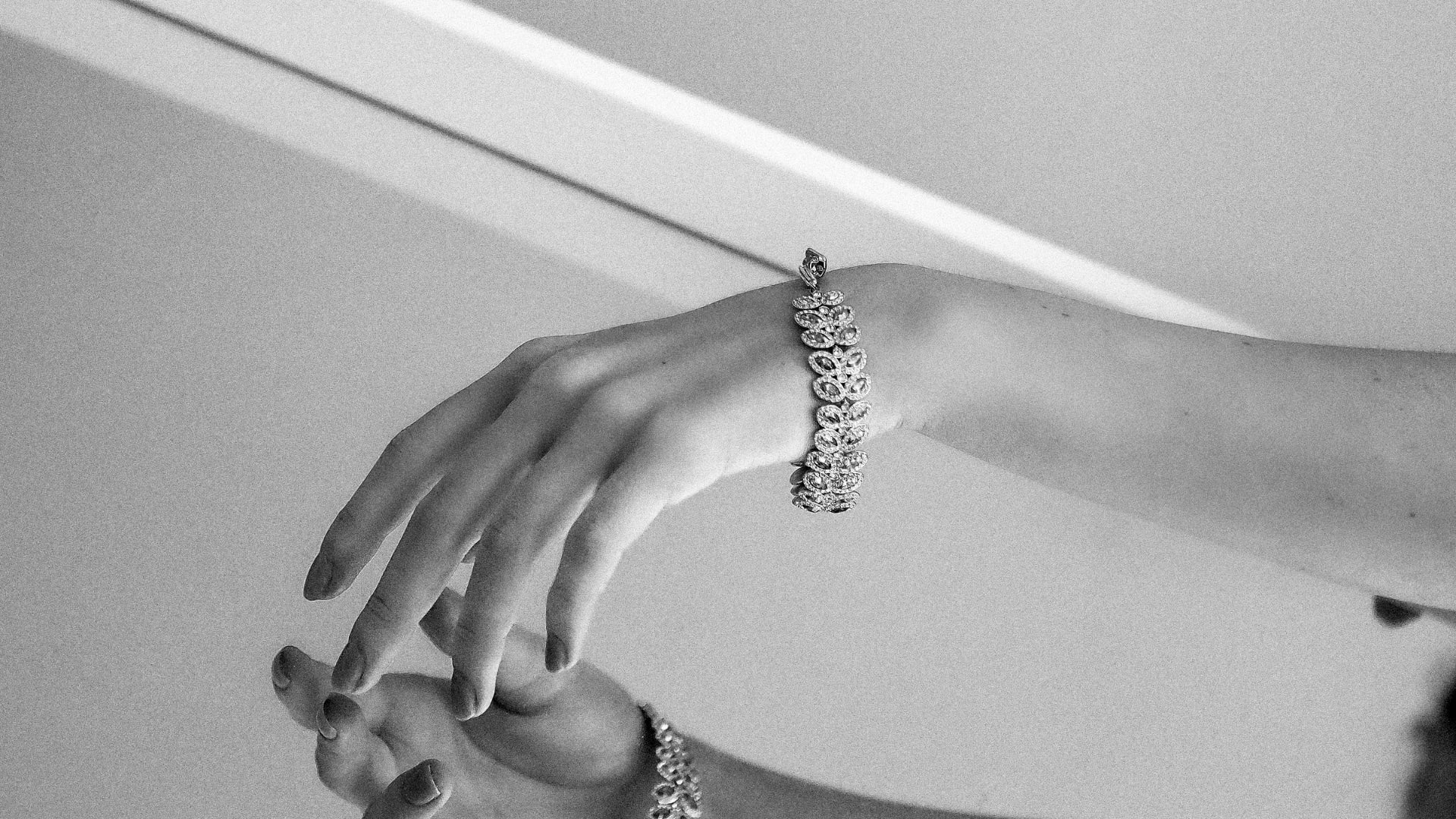 バングルとブレスレット、違いはどこ?~バングル選びのポイントも~